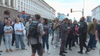 Под прозорците на властта: Протест настоява за оставка на правителството