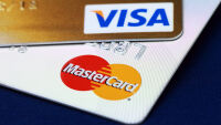 Имате Visa или Mastercard? Може да получите част от 167,5 млн. долара заради такси на банкомати