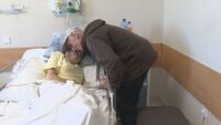 „Мечтая да проходя“: 87-годишен мъж нощува в болница, за да се грижи за неподвижната си внучка