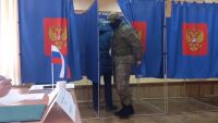 Избори „под дулото на оръжие“: На руснаци раздават предварително попълнени бюлетини в полза на партията на Путин (ВИДЕО)