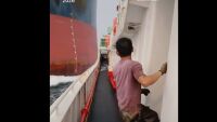 Гигантски товарен кораб се вряза в рибарски съд, видео засне ужаса на рибарите