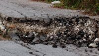 „Опасността продължава“: Евакуираха две семейства заради голямото свлачище във Варна