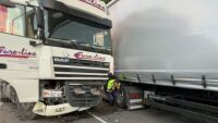 Жена загина при удар между кола и товарен автомобил в Бургаско