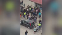 Бой, хвърлени бутилки и счупена витрина: Напрежение в Ботевград