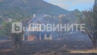 Голям пожар във вилна зона край Сливен, евакуират хора и чакат хеликоптери (ВИДЕО)
