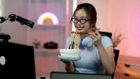 Да ядеш пред камера за пари: Как mukbang се превърна в световен бизнес