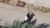 Боец на „Хамас“ използва дете като човешки щит, за да внесе оръжия в дом в Газа (ВИДЕО)