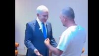 Нетаняху се срещна с окървавени пътници от отвлечения полет за Тел Авив (ВИДЕО)