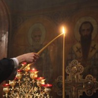 Благодатният огън от Йерусалим пристигна в България