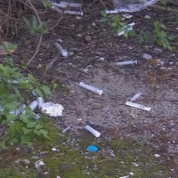 Риск за здравето: Болнични игли и спринцовки в контейнерите за боклук в Мадан