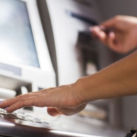 „Картата е в мен, а току-що изтеглиха 255 евро“: Източвани са пари и от България при пробива на една от най-големите банки на Балканите