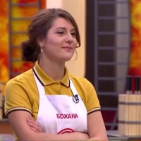 Божана тества обонянието си с подправки