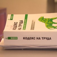 На първо четене: Родителите на деца до 12-годишна възраст ще работят на непълно работно време