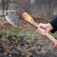 Удари с брадва, счупени кости: Обвиниха четирима мъже за побой 