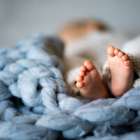 Десетки бебета със симптоми на отравяне след изтегляне на адаптирано мляко от пазара на Великобритания