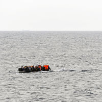 Петнадесет души са в неизвестност след инцидент с лодка до о. Крит 