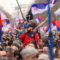 Хиляди студенти от цяла Сърбия вървят пеша към Нови Сад (ВИДЕО)