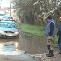 "Никой не се интересува как живеем": Огромен проблем с пътната мрежа в Добрич - хората вървят с плавници