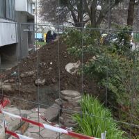 Месеци наред блокиран тротоар в „Мусагеница“ след авария застрашава деца и жители