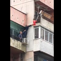 Дете увисна на парапет на тераса на 8-ия етаж в Ямбол (ВИДЕО и СНИМКИ)