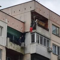 Увисналото от осмия етаж дете в Ямбол и сестра му се събират отново днес в приемно семейство