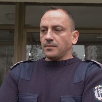 Полицаят, спасил увисналото от балкон дете: Казвах му, че ще му купя шоколад, само да не се пуска