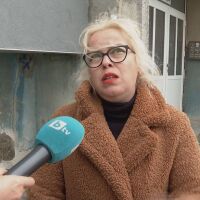 "Вдигам глава и виждам дете, което виси горе": Учителка заснема видеото с висящото от осмия етаж момче