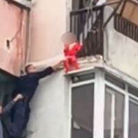 След като 2-годишно дете увисна от балкон на 8-ия етаж в Ямбол: Какви са санкциите за родителите?