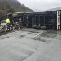 Тир се обърна и вряза в мантинелата на "Хемус": Застана между двете платна (Снимки)