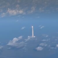 Една друга гледна точка: Пътници заснеха излитането на космическата ракета от самолет (ВИДЕО)