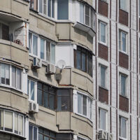 В акт на отмъщение към майка си: Дете изхвърли 88 000 долара през прозореца на дома им