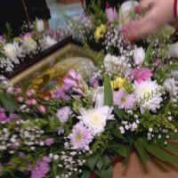 Деца украсяват икони с пролетни цветя за Цветница в Бургас