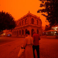 Крит стана червено-оранжев заради пясъчна буря (СНИМКИ и ВИДЕО)
