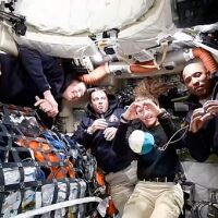 В "точката без връщане": Екипажът на "Артемис II" получава тревожен сигнал за теч по пътя към Луната