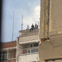 "Ако някой си познае децата, да ги прибере": Младежи увиснаха от покрива на 21-етажен блок в центъра на София (ВИДЕО)