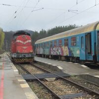 Скална маса удари локомотив: Свлачище спря влаковете между Царева ливада и Трявна