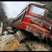 Скална маса удари локомотив: Свлачище спря влаковете между Царева ливада и Трявна