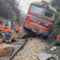 Влак дерайлира край Трявна заради свлачище, има пострадали пътници (ОБЗОР)