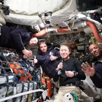 С какво се завръща на Земята екипажът на Artemis?