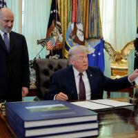 Белият дом опроверга слуховете: Тръмп не е в болница, работи в Овалния кабинет 