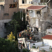 Двама загинаха при ирански удар по жилищна сграда в Хайфа, издирват оцелели