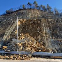 Срутище край Мездра за малко не затрупа коли на международния път Е-79 (СНИМКИ)