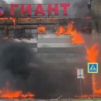 Огромен пожар избухна в търговски център, евакуирани са 140 души (ВИДЕО)