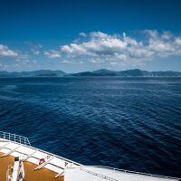 Круизен кораб заседна край острова от филма „Корабокрушенецът“, евакуираха целия екипаж 