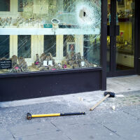 Обирали магазини за скъпи бижута в Европа: Екстрадират член на "Розовите пантери" в Гърция