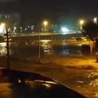 Бедствено положение в Турция: Наводнения взеха две жертви и срутиха мост (ВИДЕО)