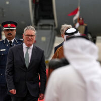 Киър Стармър е на обиколка в Персийския залив, търси се начин за трайно отваряне на Ормузкия проток