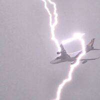 Светкавица удари самолет над Варна