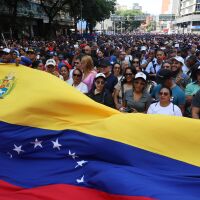„Сълзотворен газ срещу демонстранти“: Протестите във Венецуела стигнаха до портите на властта