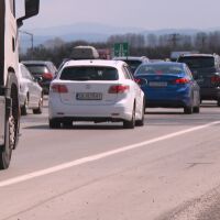 Хиляди тръгнаха на път: Катастрофи и градушка затрудниха движението